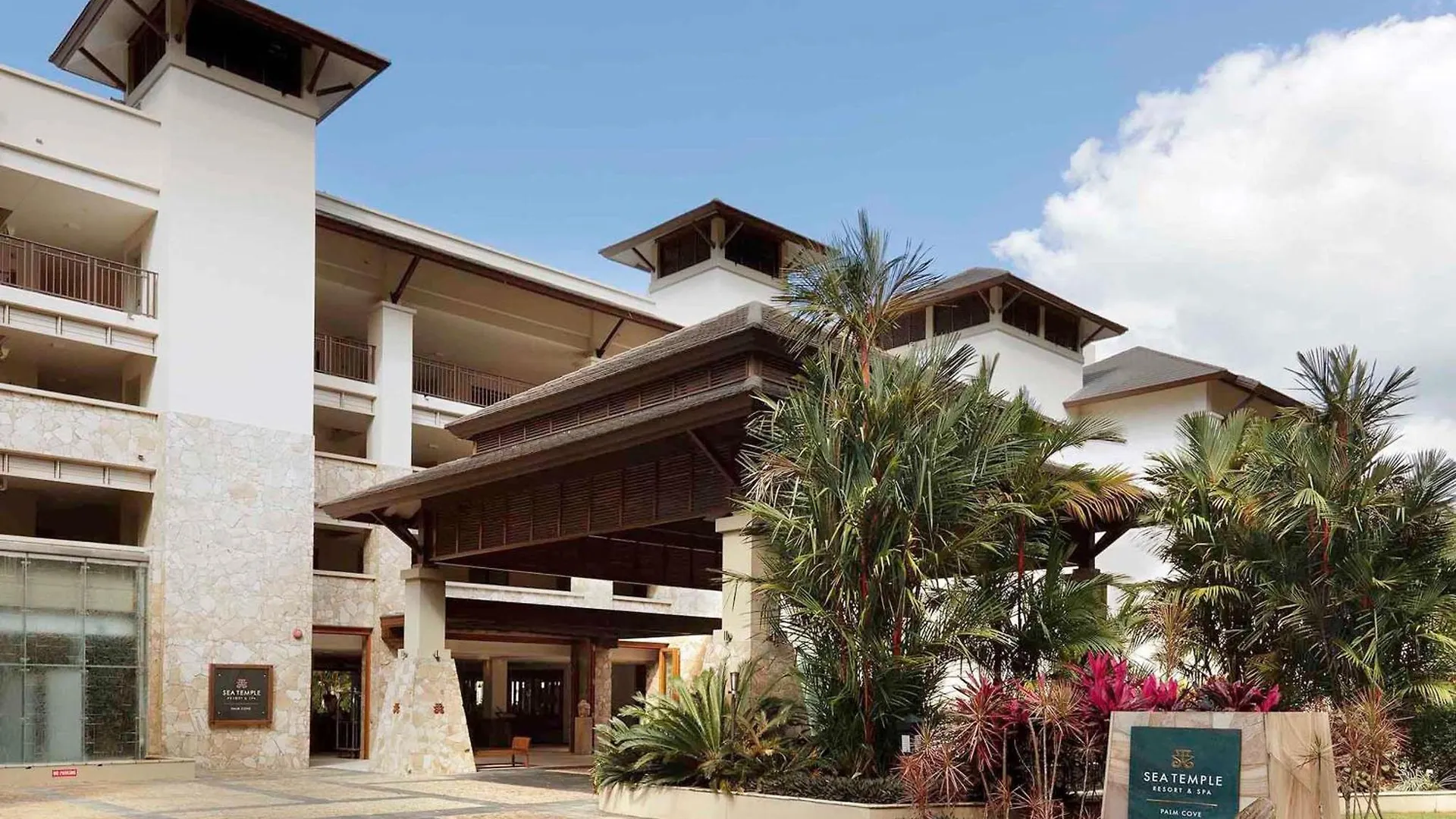 Pullman Palm Cove Sea Temple Resort & Spa 5*,
