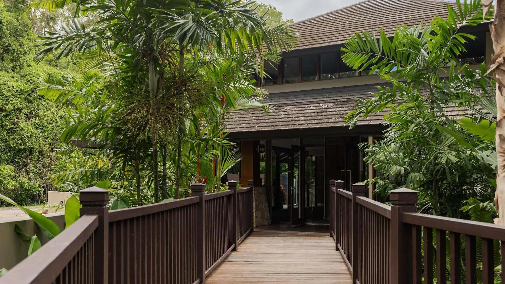 Pullman Palm Cove Sea Temple Resort & Spa
